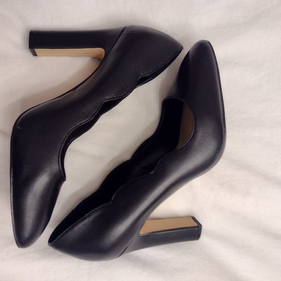 Scalloped Black Leather Toe Point Pumps - Picture 4 of 10
